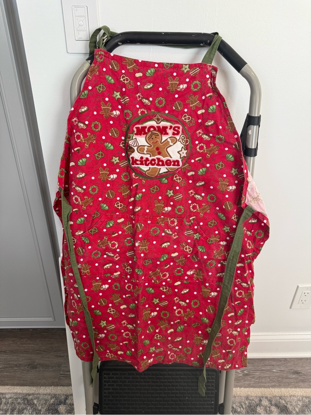 Vintage handmade holiday themed apron featuring a gingerbread “mom’s kitchen”